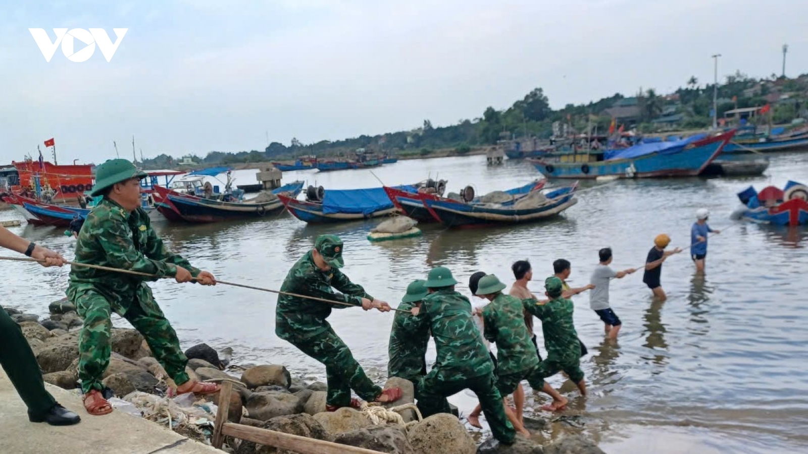 Tàu cá bị chìm khi đang neo đậu tại âu tàu Cửa Tùng